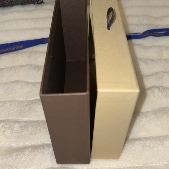 Louis Vuitton Box 8.5x5.5 and brand new ribbon! - Picture 5 of 6
